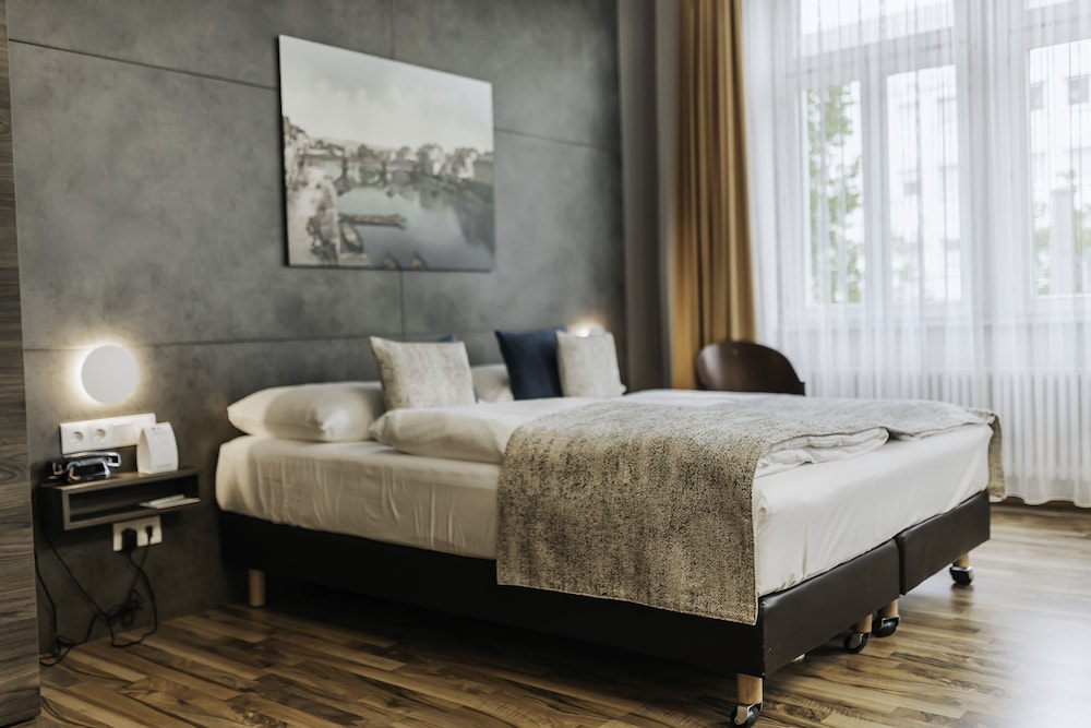 Standard Room, 1 King Bed, City View (Cozy Sitting Corner) photo 2