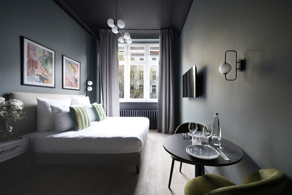 Medium Studio with Kitchenette photo 1