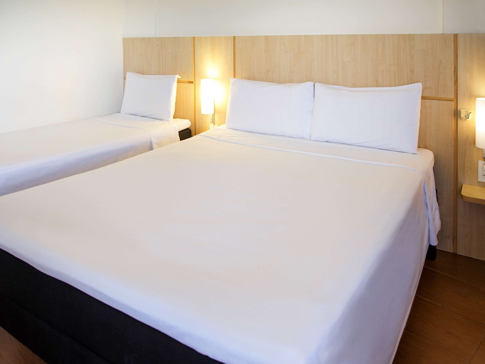 Standard Room, Multiple Beds - Photo 5