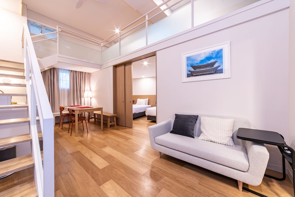 Premium Family Suite With Loft 1606 - Photo 1