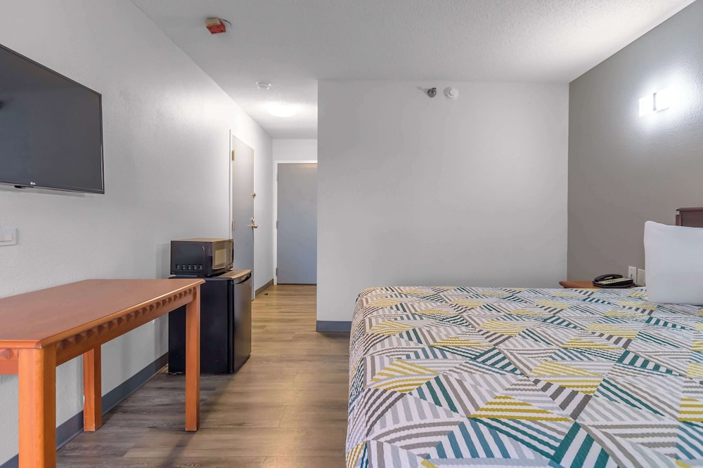 Standard Room, 1 King Bed, Accessible, Non Smoking photo 3