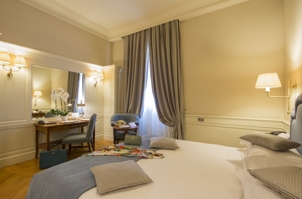 Deluxe Double Room - Photo 11