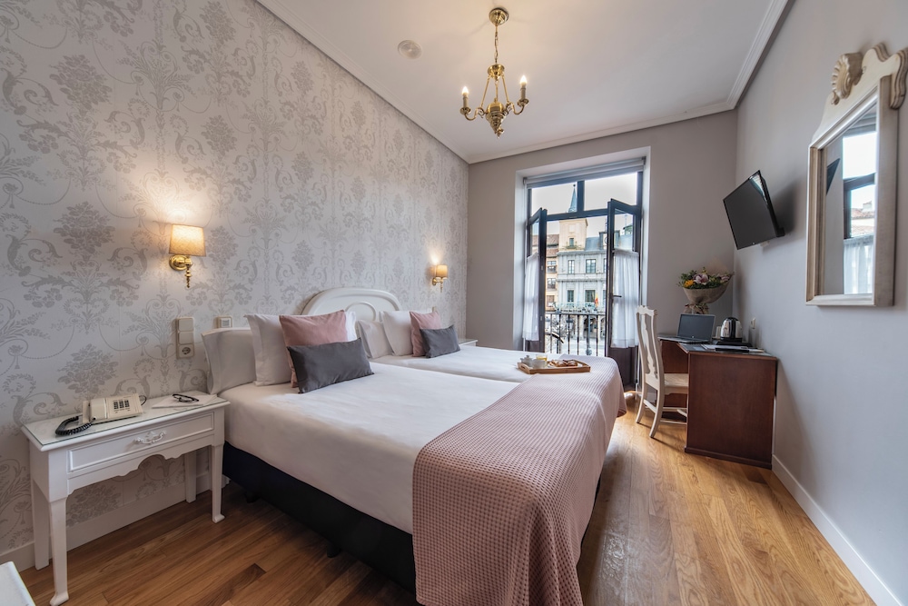 Double Room, City View - Photo 3