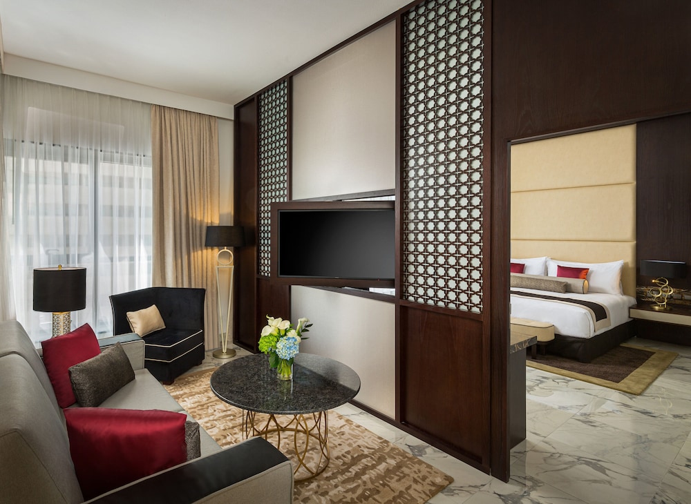 Executive Suite, 1 King Bed with Sofa bed, Balcony photo 3