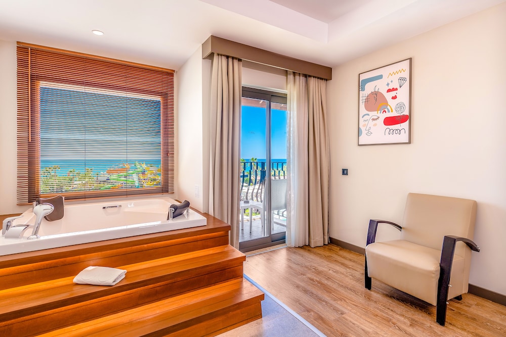 Comfort Standard Jacuzzi Room, +13