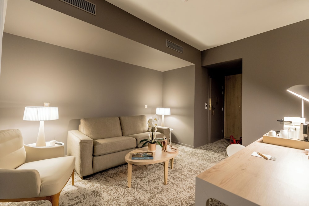 Premium Room, 1 Queen Bed - Photo 2