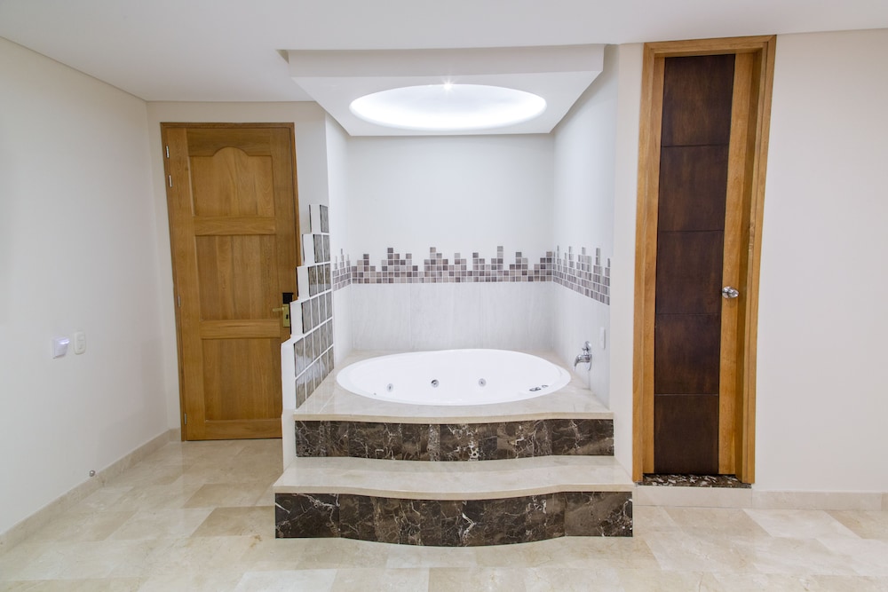 Deluxe Room, Jetted Tub - Photo 8
