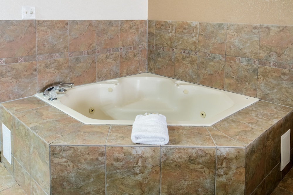Deluxe Suite, 1 King Bed, Jetted Tub - Photo 8