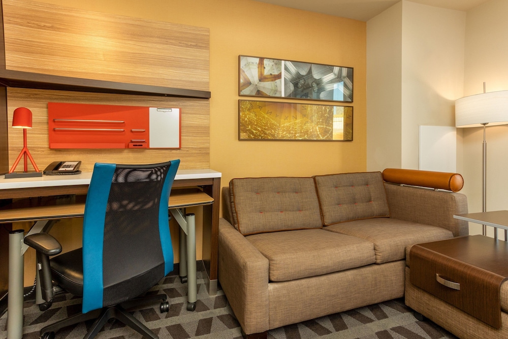 Studio Suite, 1 King Bed with Sofa bed, Smoking (Hearing Accessible)