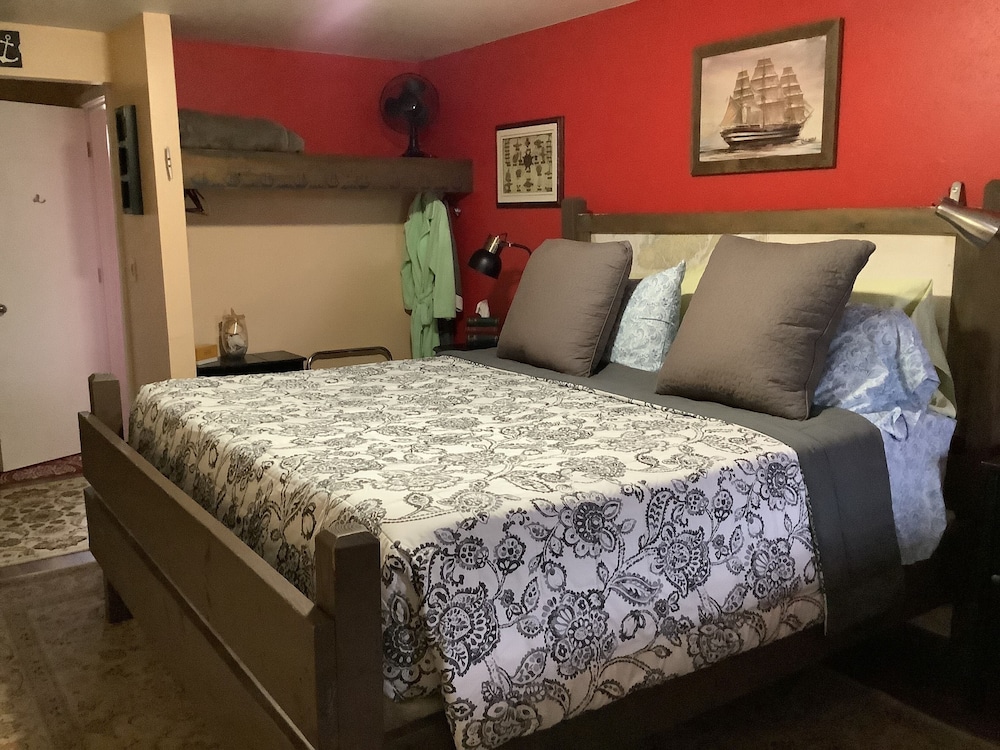 Basic Room, 1 King Bed (Unit 6 no pets allowed)