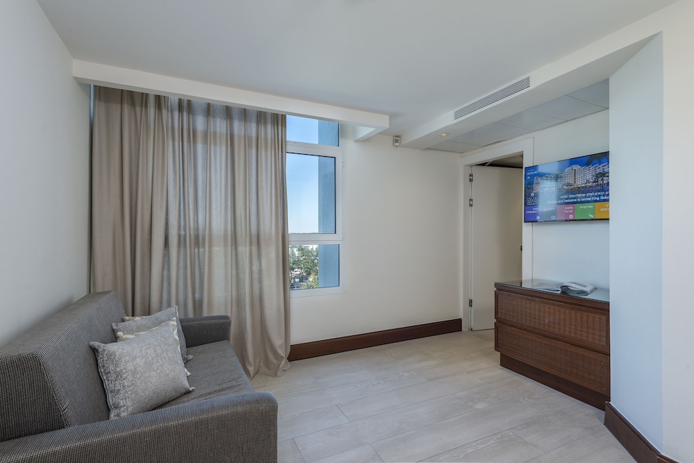 Family Room, Multiple Beds, Mountain View (King Floor) photo 2