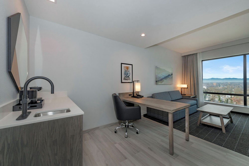 Suite, 1 King Bed, Accessible Bathtub, Mountain View (Bathtub, Mobility, Bay View) photo 1