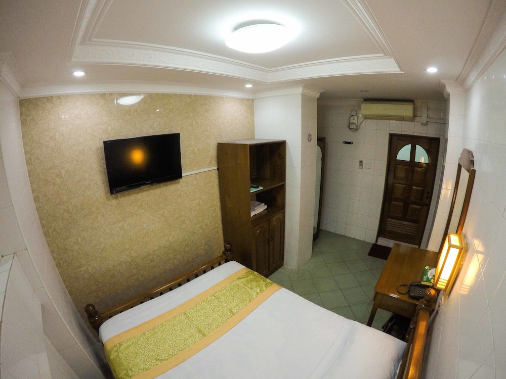 Standard Double or Twin with No Window photo 1
