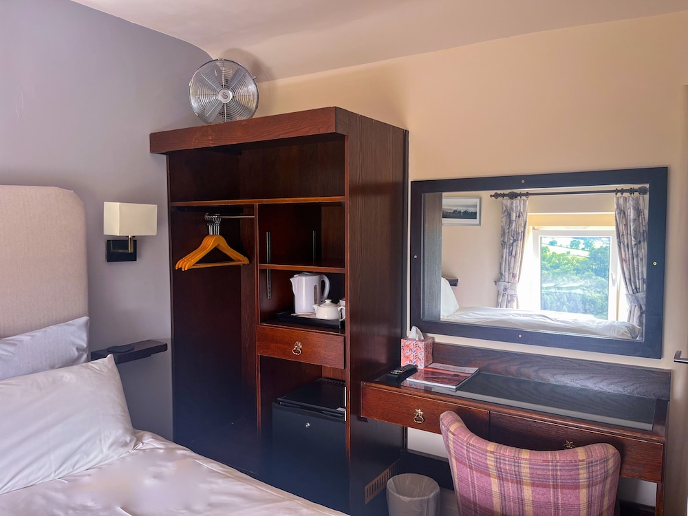 Double or Twin Room, Ensuite (view of the Dales) photo 3
