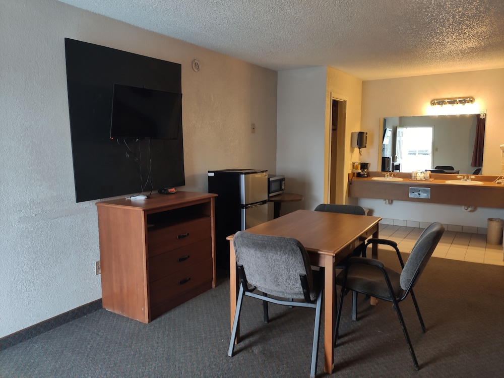 Standard Room, Multiple Beds, Non Smoking (3 Queens) photo 2