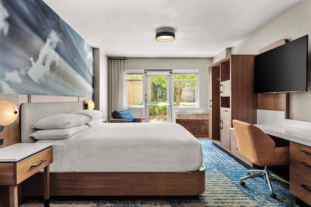 Executive Suite, 1 King Bed with Sofa bed - Photo 1