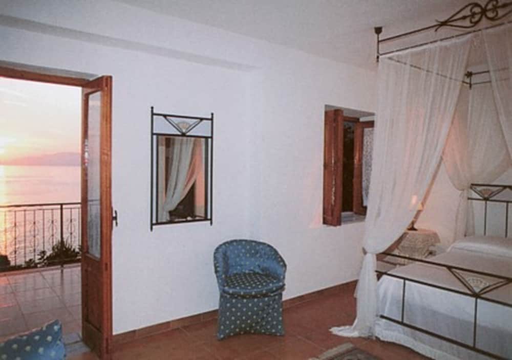 Family Room photo 1