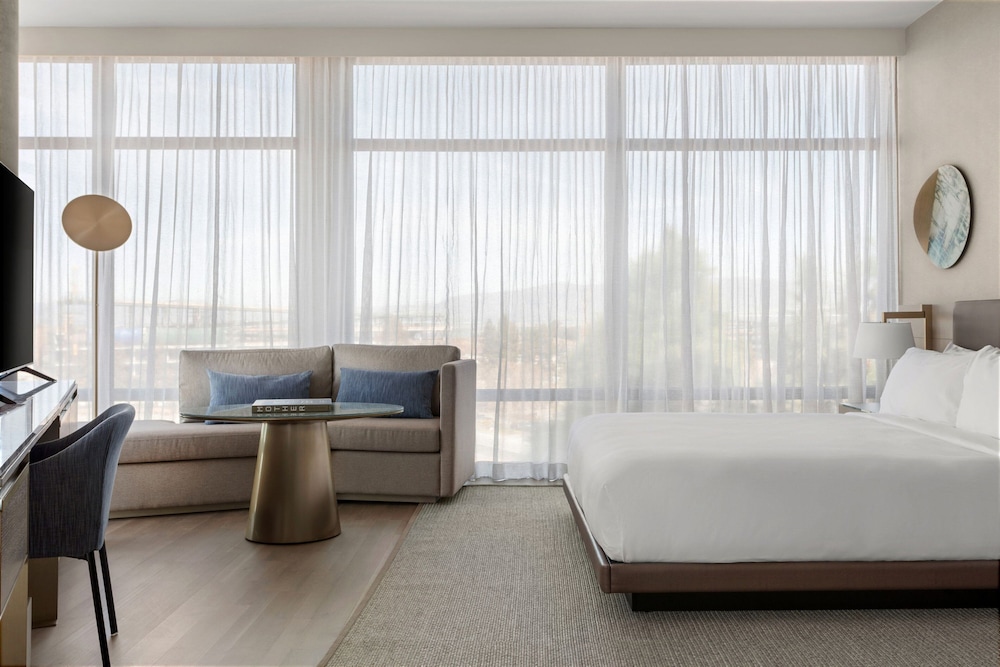 Room, 1 King Bed, Mountain View - Photo 3
