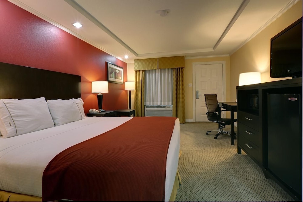 Room, 1 King Bed, Smoking - Photo 4