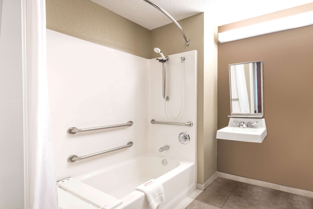 Room, 1 Queen Bed, Accessible, Non Smoking (Mobility,roll-in shower) - Photo 7