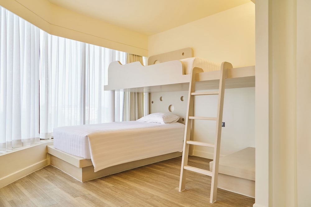 Family Room (1 King size bed and 1 Bunk bed)