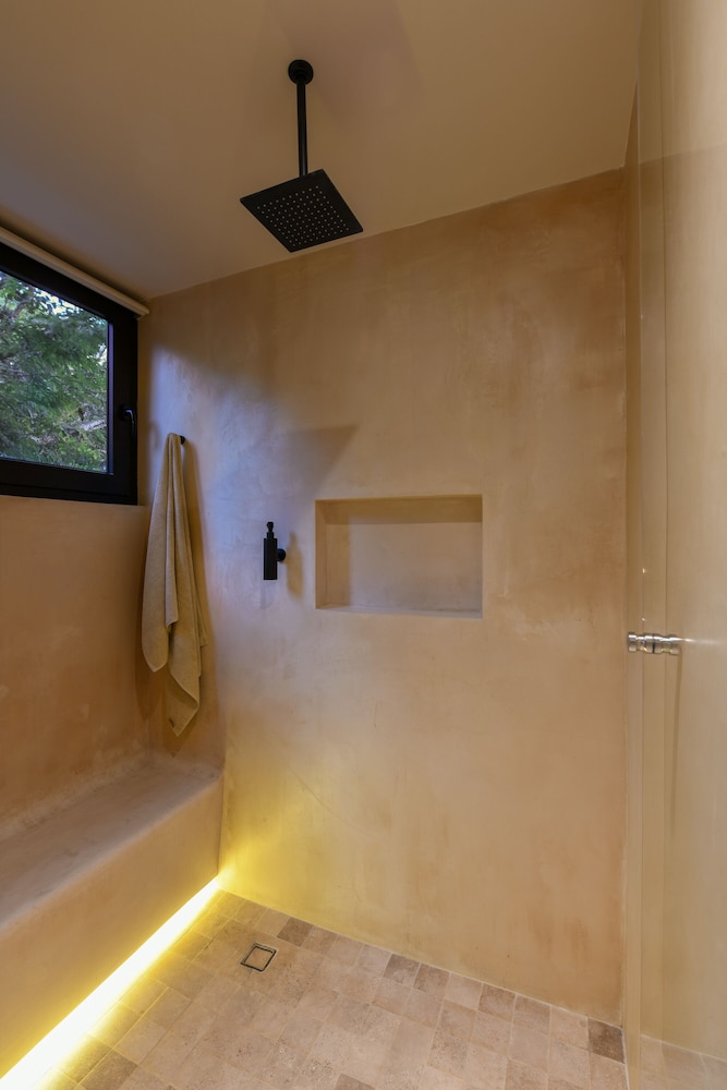 Luxury Suite with King Bed Balcony and Garden View - Photo 9
