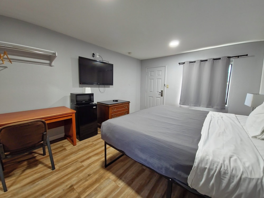 Standard Room, 1 King Bed photo 2