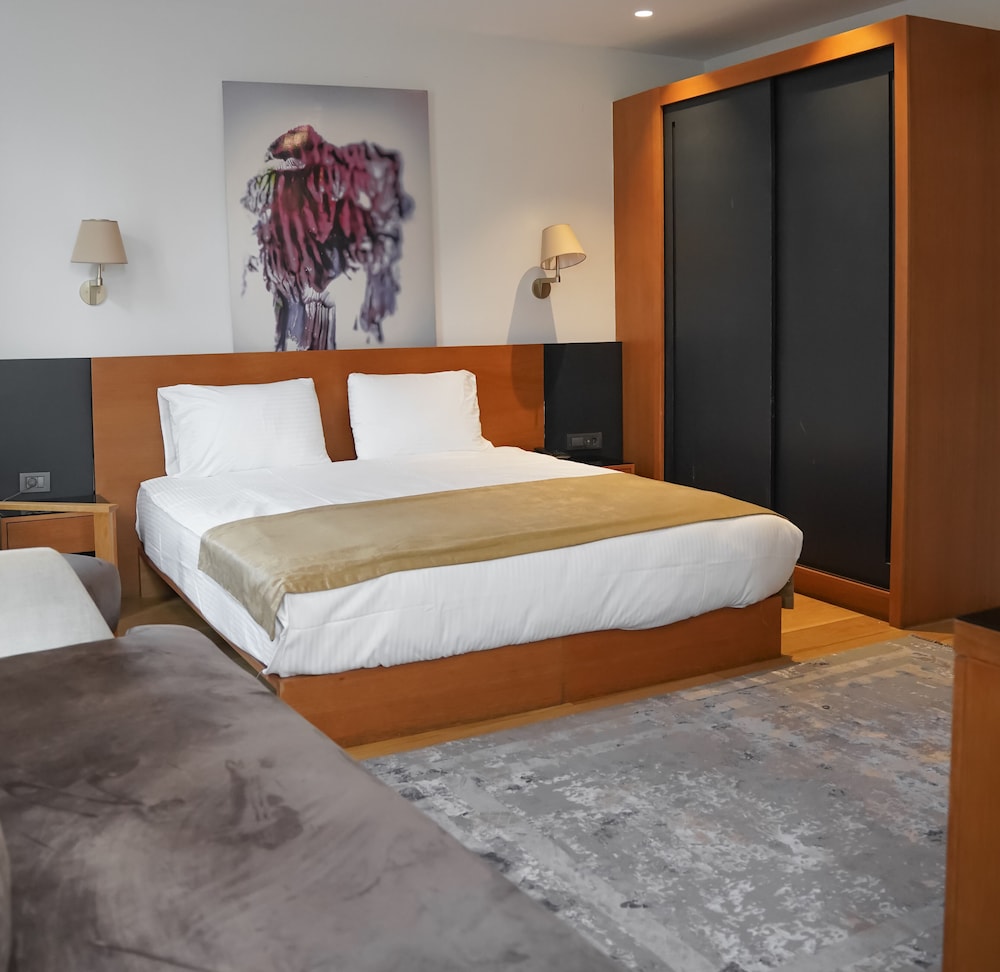 Deluxe Room, 1 King Bed with Sofa bed photo 2