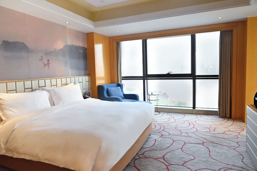 Executive Suite, 1 King Bed, River View, Executive Level photo 2