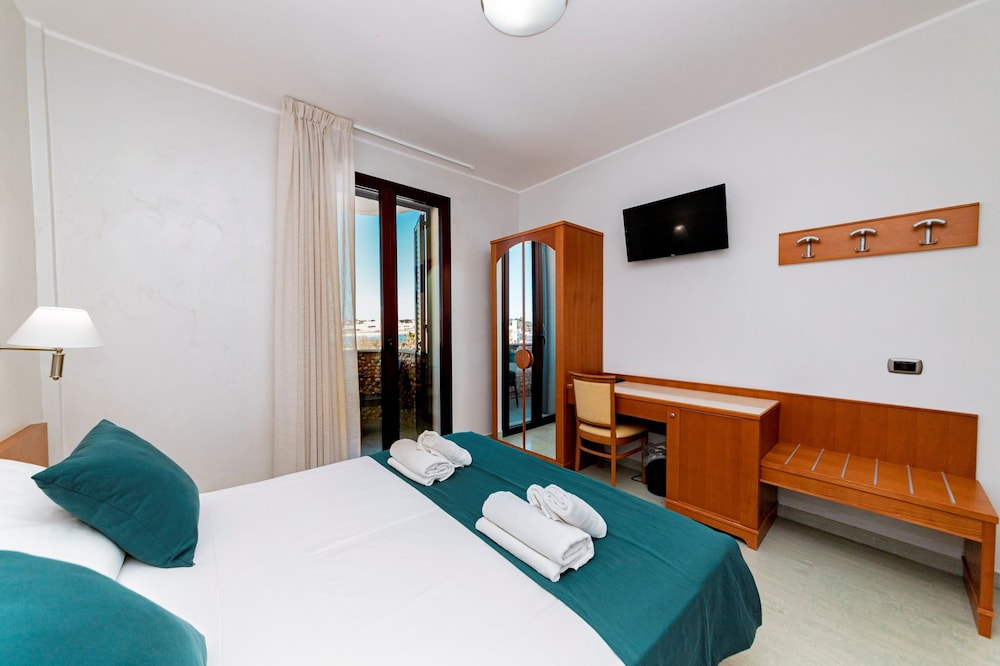 Standard Room, Balcony, Partial Sea View photo 3