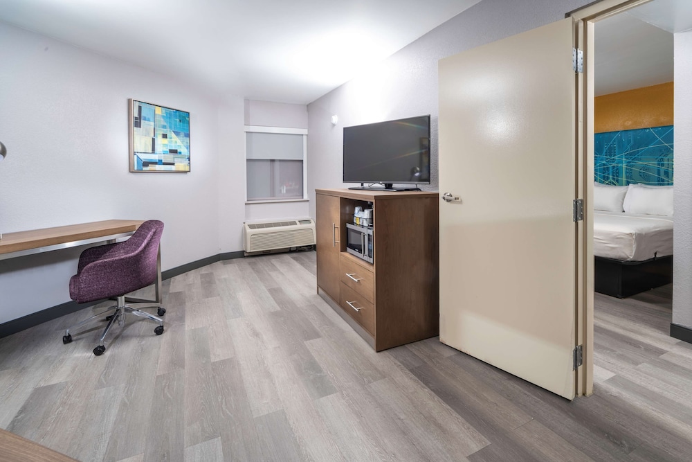 Suite, 1 King Bed, Non Smoking, Balcony (with Sofabed) - Photo 2