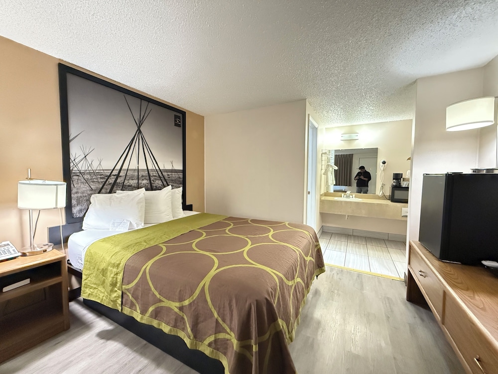 Standard Room, 1 Queen Bed, Non Smoking, Jetted Tub photo 2