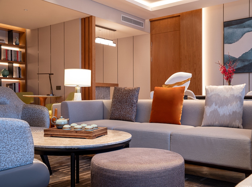 Suite, 1 King Bed (Living, Dining, Meeting) photo 3