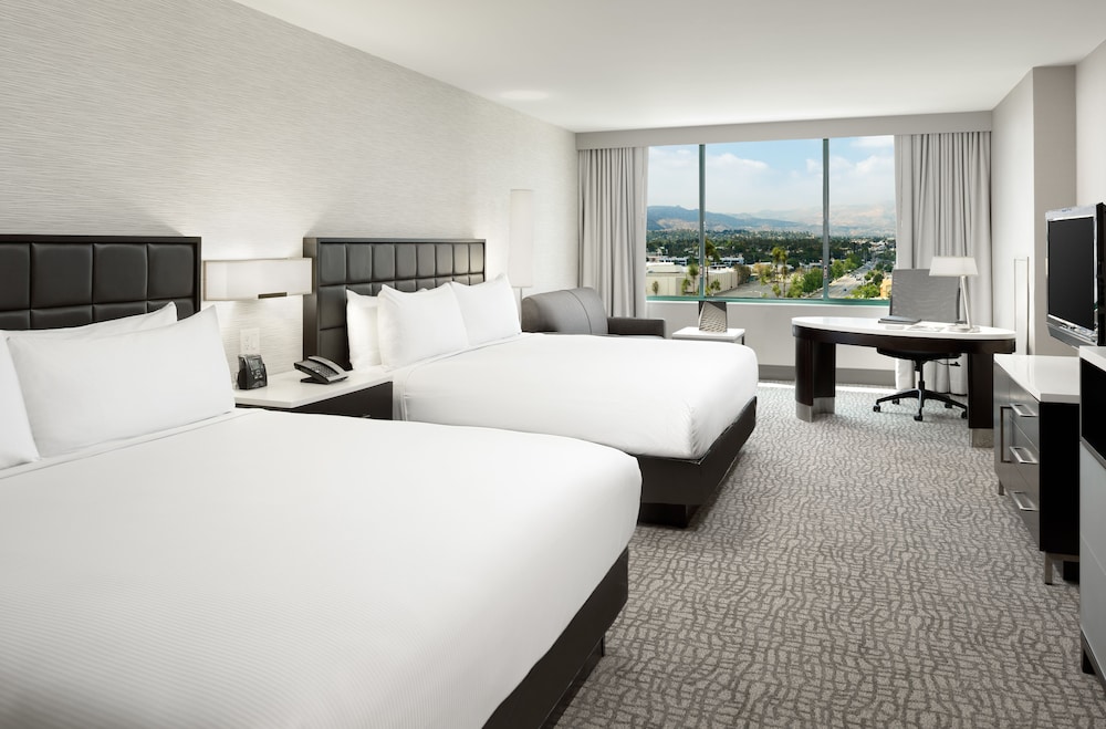 Room, Multiple Beds, Accessible (Roll-in Shower) photo 2