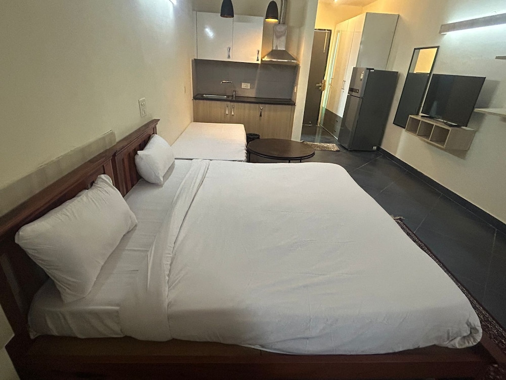 Family Room, 1 King Bed, Smoking, Kitchen