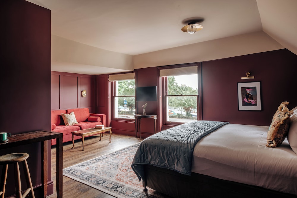 Family Room, 1 King Bed with Sofa bed, Air conditioning photo 1