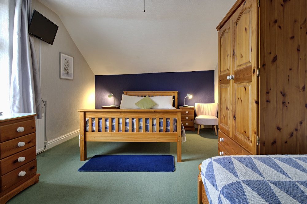 Suite, 2 Bedrooms (Mobility/Hearing Access, Roll-In Shwr)