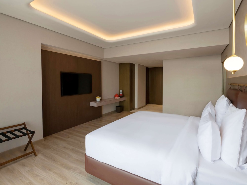Premium Suite, 1 King Bed, City View photo 2