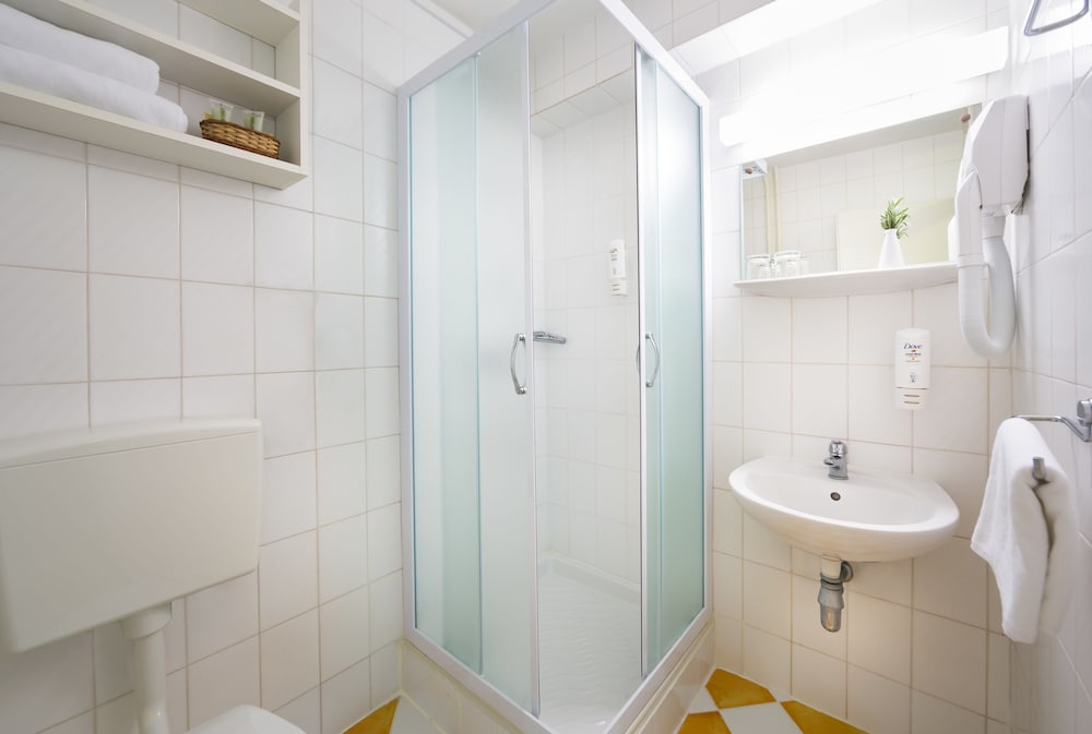Standard Double or Twin Room - Photo 2