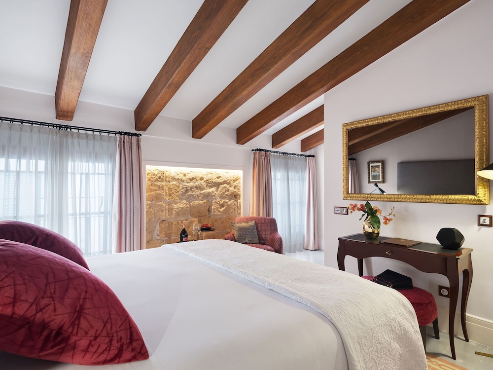 Double Deluxe Room with Spa Access thumbnail 5