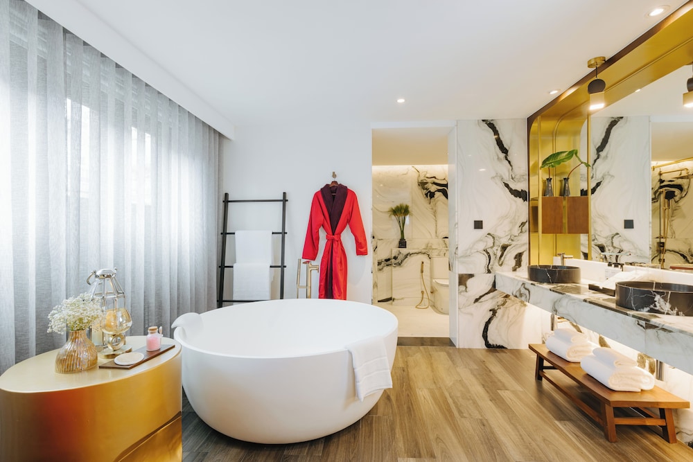 Corner Suite - Photo 6