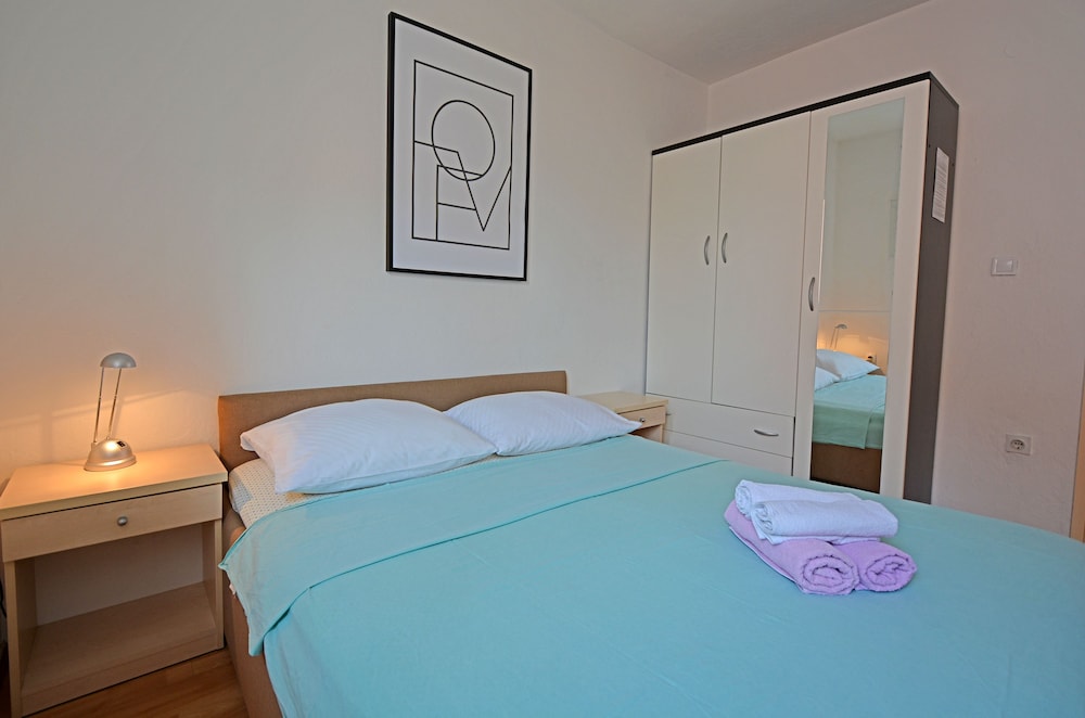 Basic Single Room, 1 Double Bed, Non Smoking, Shared Bathroom photo 3