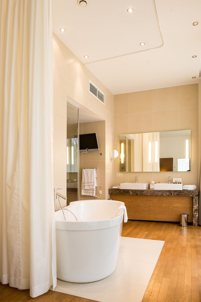 Suite (Sequoia) - Photo 2