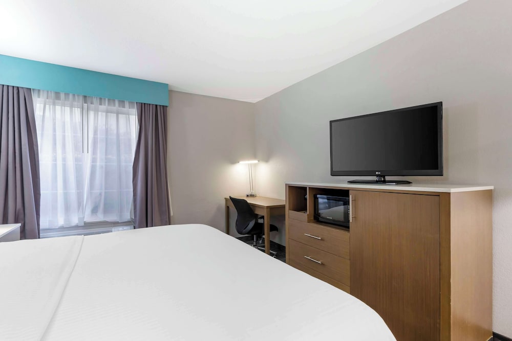 Suite, 1 King Bed, Non Smoking, Jetted Tub photo 1