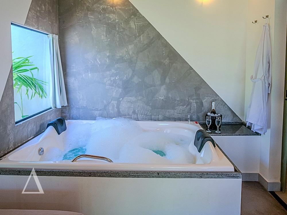 Deluxe Suite, Jetted Tub photo 1