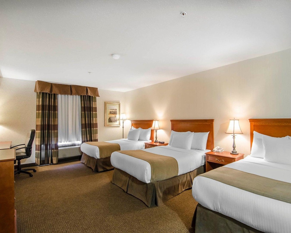 Room, Multiple Beds, Non Smoking (3 double beds) - Photo 5