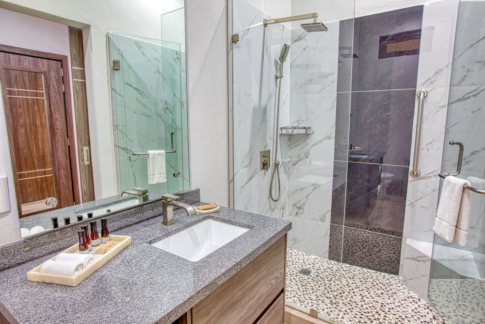 Quadruple Room, Private Bathroom, City View (Habitación de Lujo ) photo 2