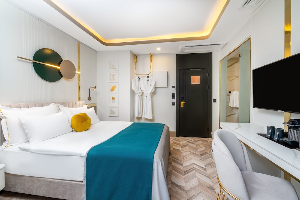 Romantic Double or Twin Room thumbnail 5