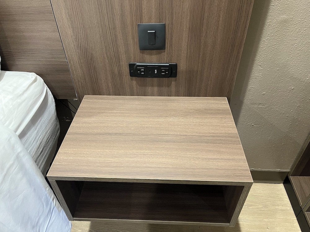 Deluxe Room, 1 Queen Bed, Accessible, Non Smoking - Photo 4