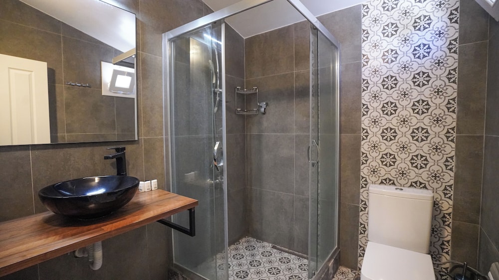Basic Triple Room photo 2